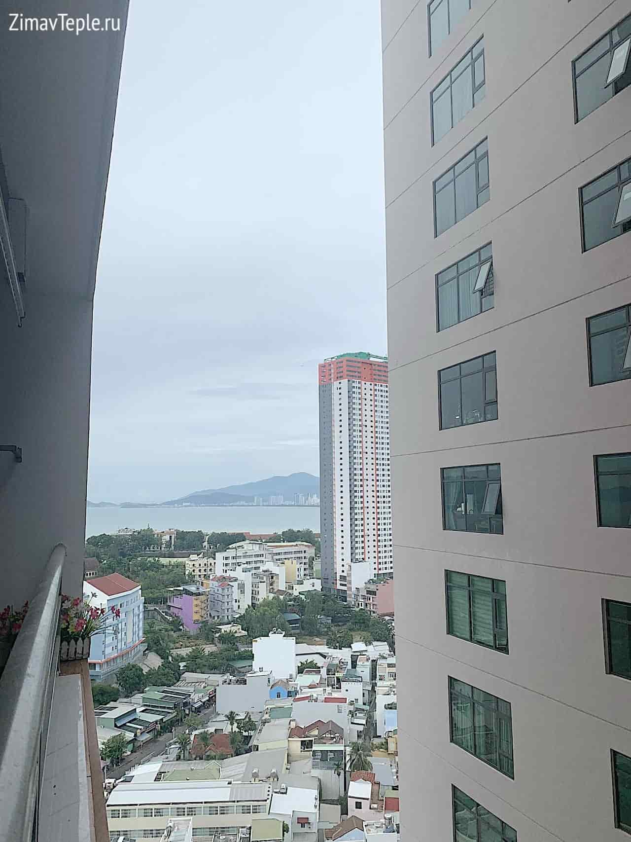 Вид с балкона в просвет на море