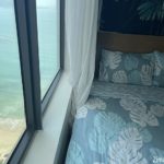 Вид из окна на море в квартире из спальни