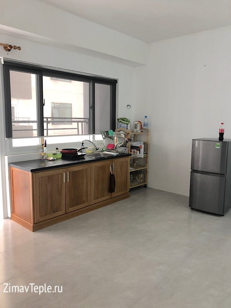 Кухня и выход на балкон в недорогой квартире