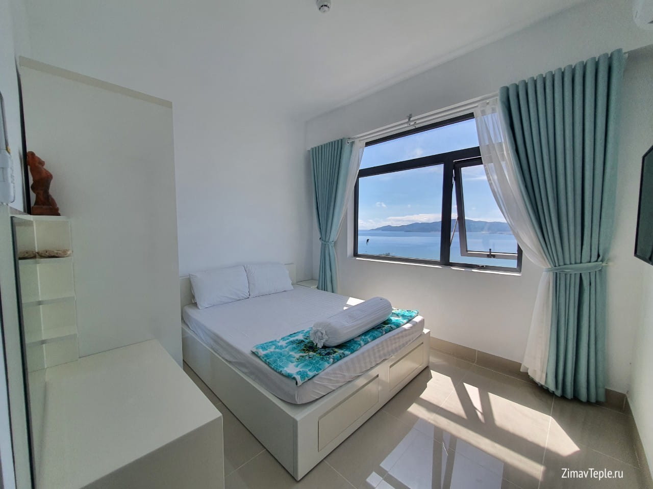 Спальня с окном на море