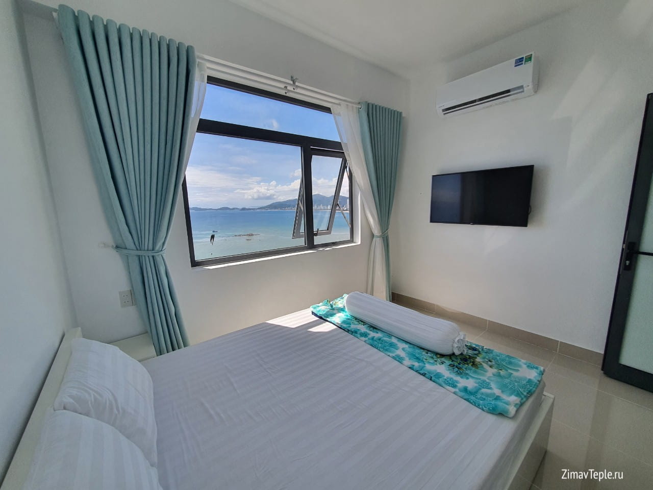 Спальня с мебелью техникой и видом на море