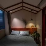 Спальня с имитацией деревенского потолка